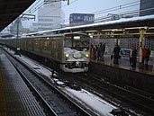 雪まみれの山手線内回り車両(新橋にて)