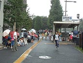 日本武道館に入るために並んでいる人々（ずっと先まで続いていました）