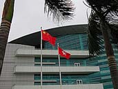 中国国旗と香港政庁旗