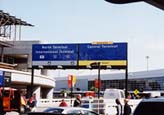 サンフランシスコ空港前の標識